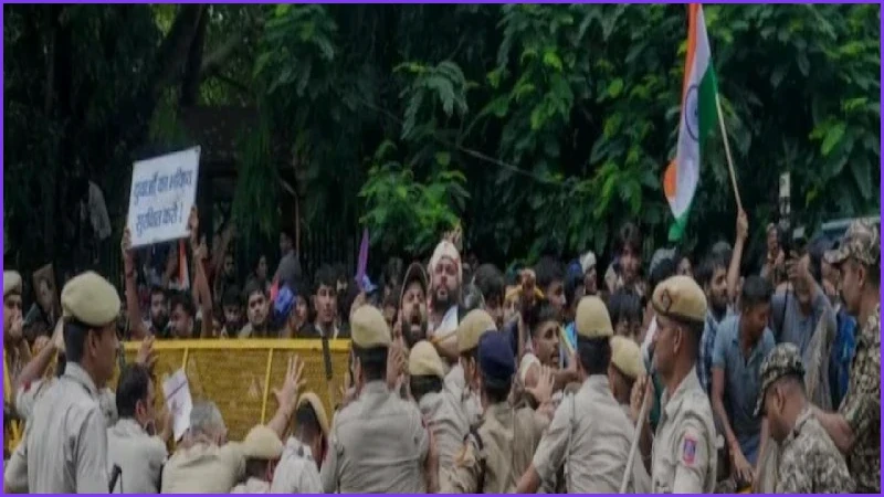 ককরোচ পার্টির সংসদ চলো কর্মসূচিতে রণক্ষেত্র দিল্লি, বন্ধ ইন্টারনেট