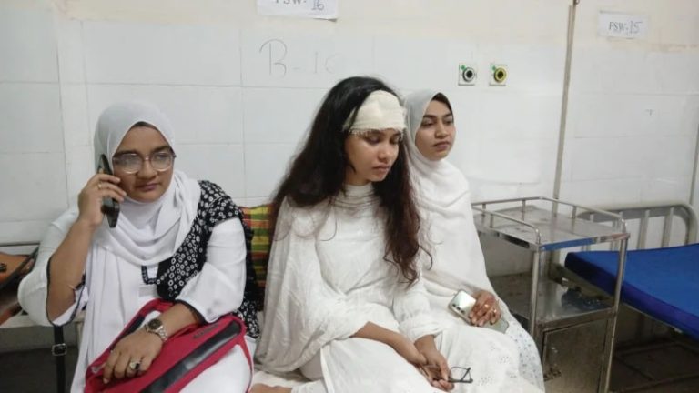 গোপালগঞ্জে বিচারকের ছোড়া পেপার ওয়েটের আঘাতে আইনজীবীর মাথা ফাটল