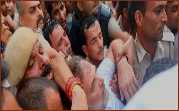 মোদি বাসভবনের সামনে আটক রাহুল, প্রিয়াঙ্কা ও অখিলেশ