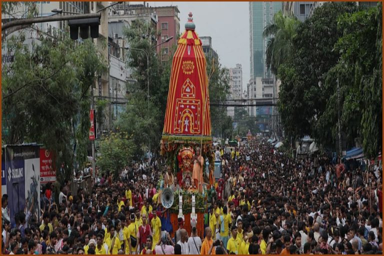 রাজধানীতে বর্ণাঢ্য আয়োজনে শুরু হলো শ্রীশ্রী জগন্নাথদেবের রথযাত্রা