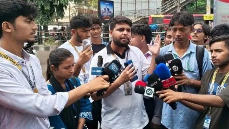 শিক্ষামন্ত্রীর পদত্যাগের দাবিতে ফের আন্দোলনে এইচএসসি পরীক্ষার্থীরা