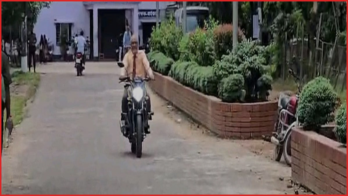 হেলমেট ছাড়া মোটরসাইকেল চালিয়ে সমালোচনার মুখে সিলেট কৃষি বিশ্ববিদ্যালয়ের উপাচার্য