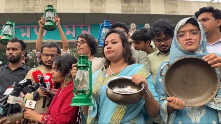 ঢাবিতে গ্যাস-বিদ্যুৎ সংকটের প্রতিবাদে হারিকেন ও হাঁড়ি-পাতিল নিয়ে বিক্ষোভ