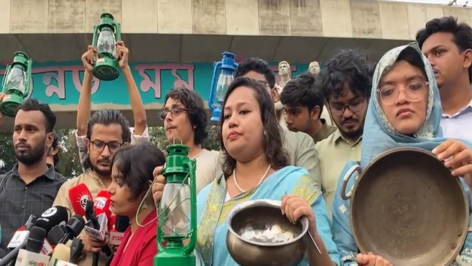 ঢাবিতে গ্যাস-বিদ্যুৎ সংকটের প্রতিবাদে হারিকেন ও হাঁড়ি-পাতিল নিয়ে বিক্ষোভ