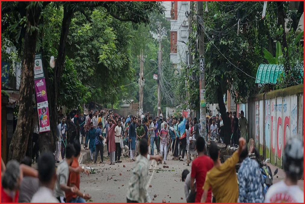 রাজধানীর তিন শিক্ষাপ্রতিষ্ঠানে ছাত্রদল-শিবির সংঘর্ষে আহত অর্ধশতাধিক